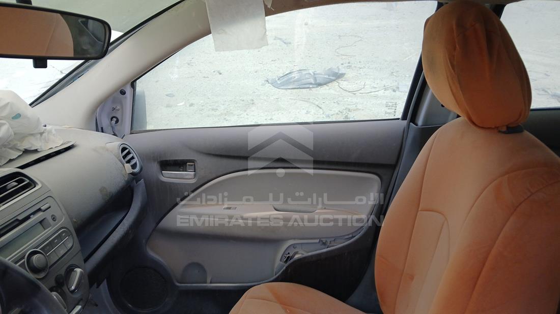 ميتسوبيشي اتريج 2021 — الباب الأمامي الأيمن — صورة 24
