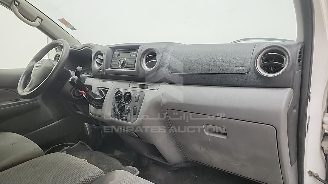 نيسان أورفان 2017 — زاوية واجهة الراكب الأمامي الأيمن — صورة 18