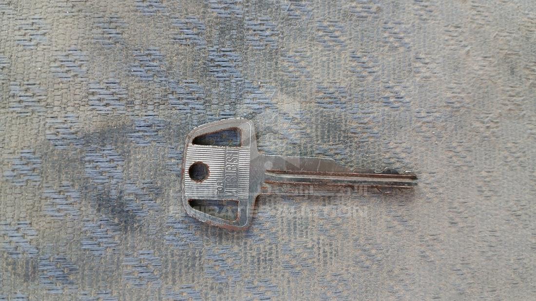 2002 Mitsubishi Lancer — Keys — Photo 4