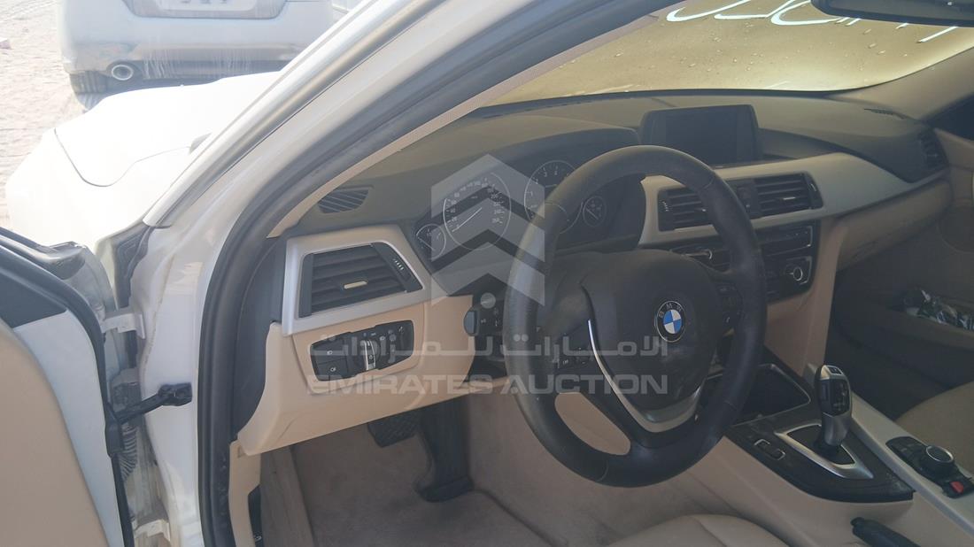 بي ام دبليو 318i 2018 — زاوية واجهة السائق الأمامية اليسرى — صورة 11