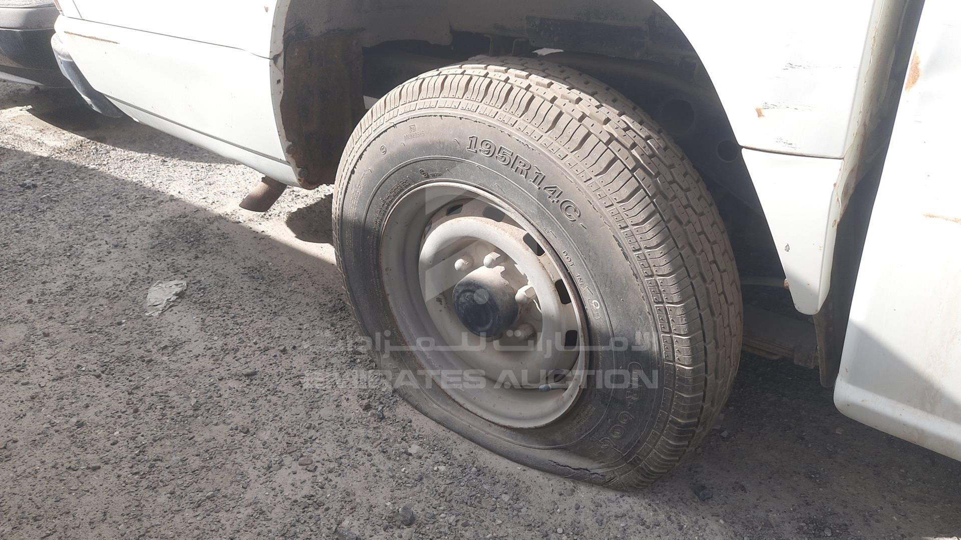 2001 MITSUBISHI L 200 VIN: JMYJNK1201P700268