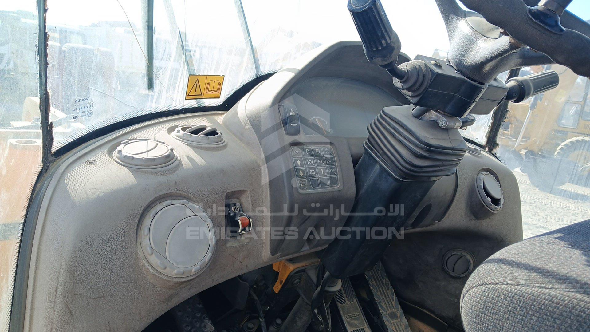2011 VOLVO L120F VIN: VCEL120FC00026895