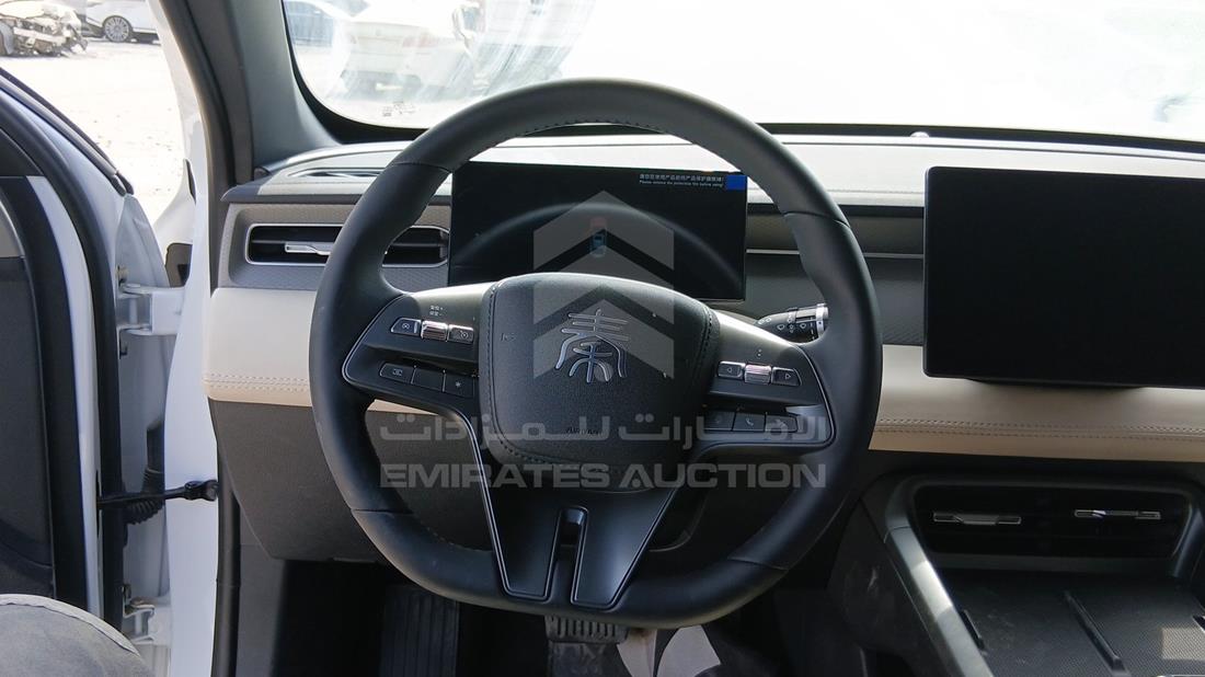 بي واي دي QIN Plus 2025 — التحكمات في عجلة القيادة — صورة 13