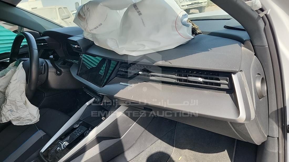 اودي ايه 3 2024 — زاوية واجهة الراكب الأمامي الأيمن — صورة 25
