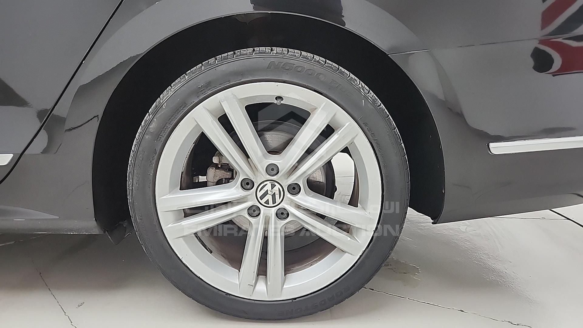 2015 VOLKSWAGEN PASSAT VIN: WVWCR7A38FC001182