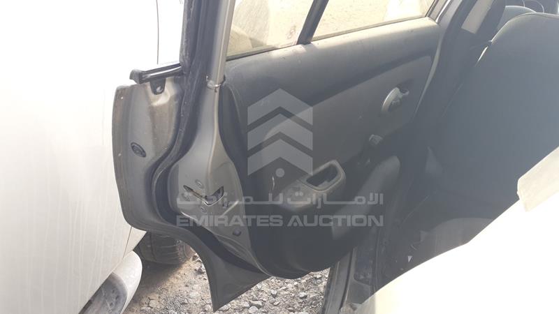 JN1CC13C76T003133 Auction: EmiratesAuction Lot: 409145 JN1CC13C76T003133 Nissan 2006 SILVER Photo 17