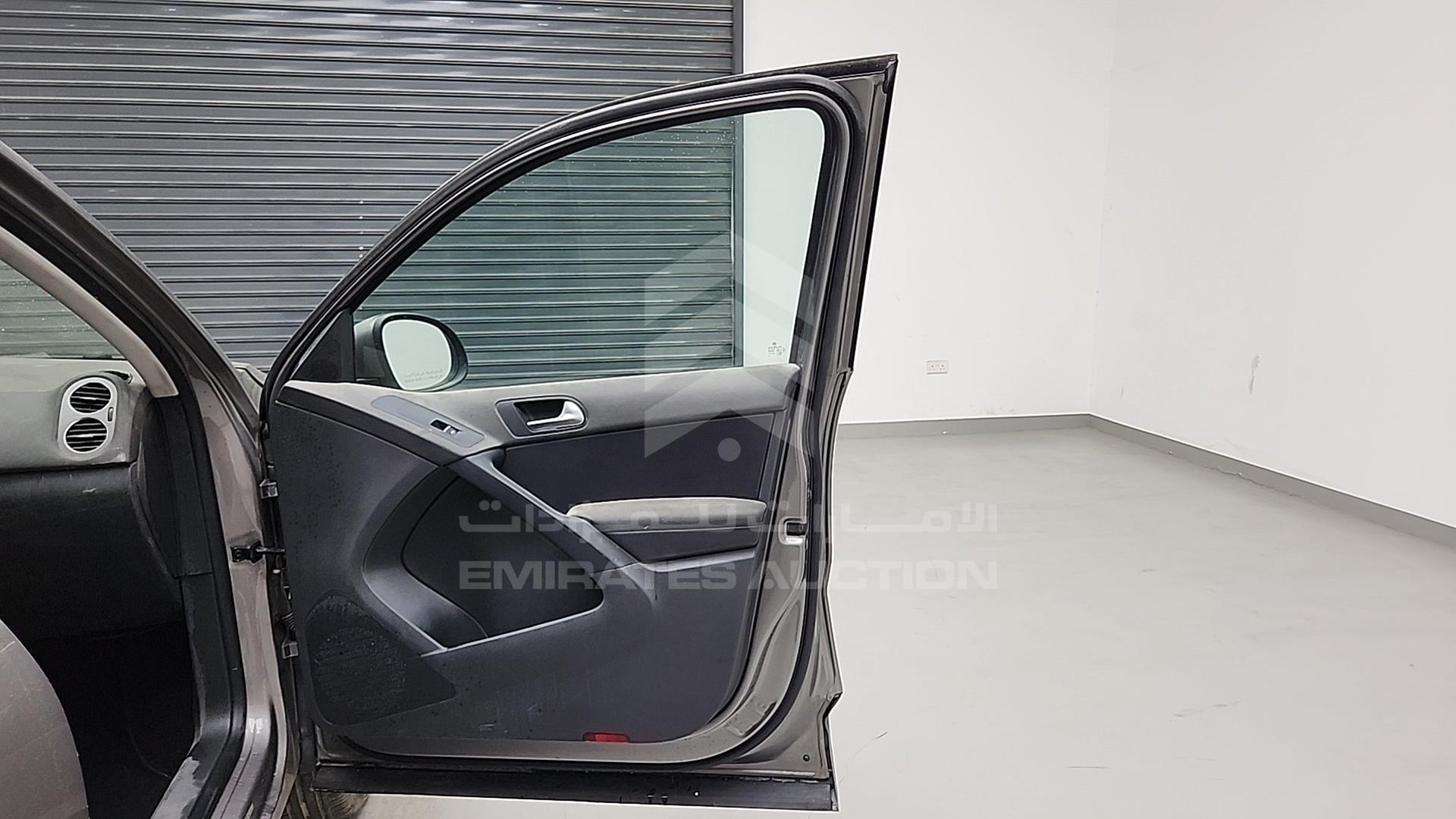 2011 VOLKSWAGEN TIGUAN VIN: WVGCE15N3BW020036