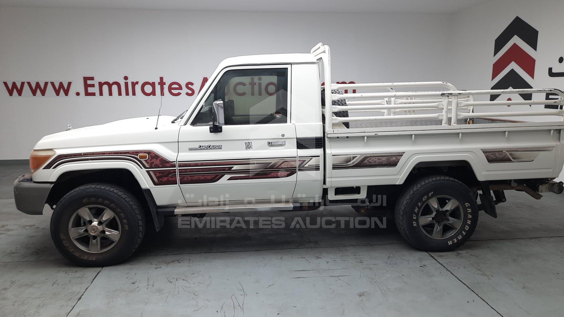 2013 TOYOTA LAND CRUISER VIN: JTFLU73J9D4538474