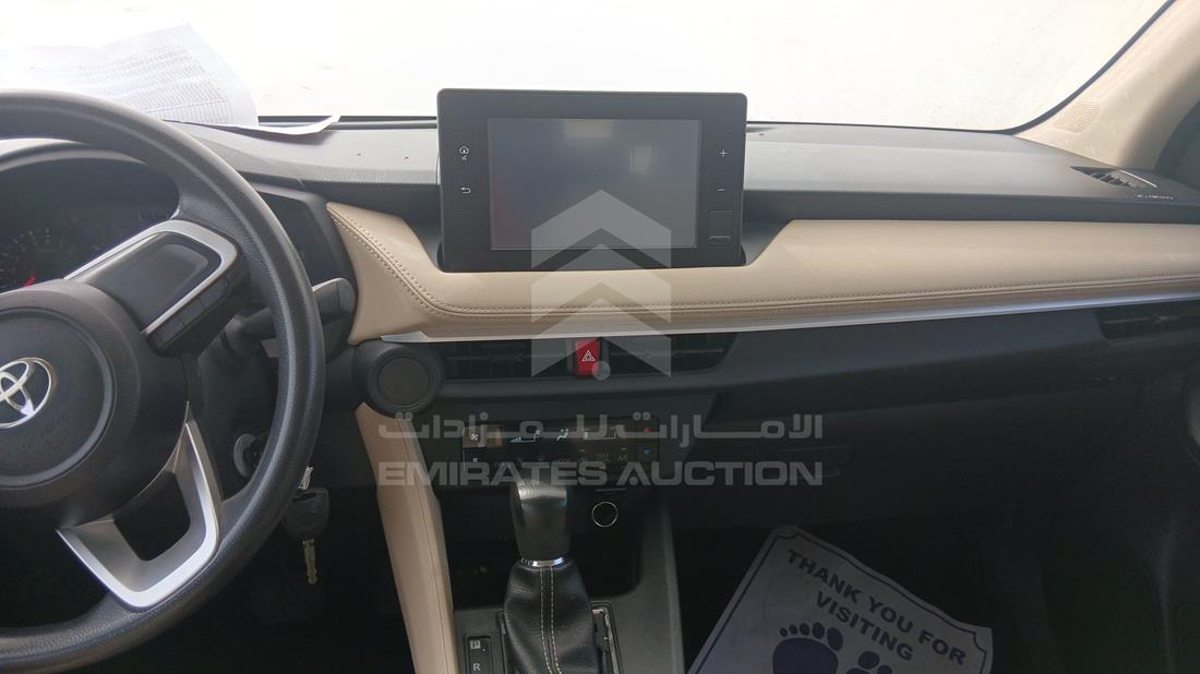 تويوتا ياريس 2023 — نظم الترفيه وكاميرا المراقبة والملاحة — صورة 17