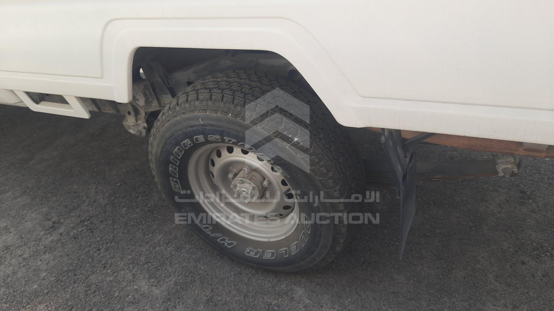 2000 TOYOTA LAND CRUISER PICKUP VIN: JTFLJ71J4Y8000999