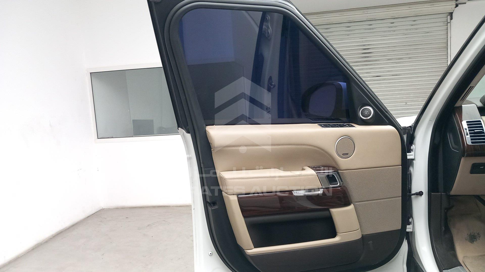 2014 RANGE ROVER VOGUE VIN: SALGA2DF6EA132437