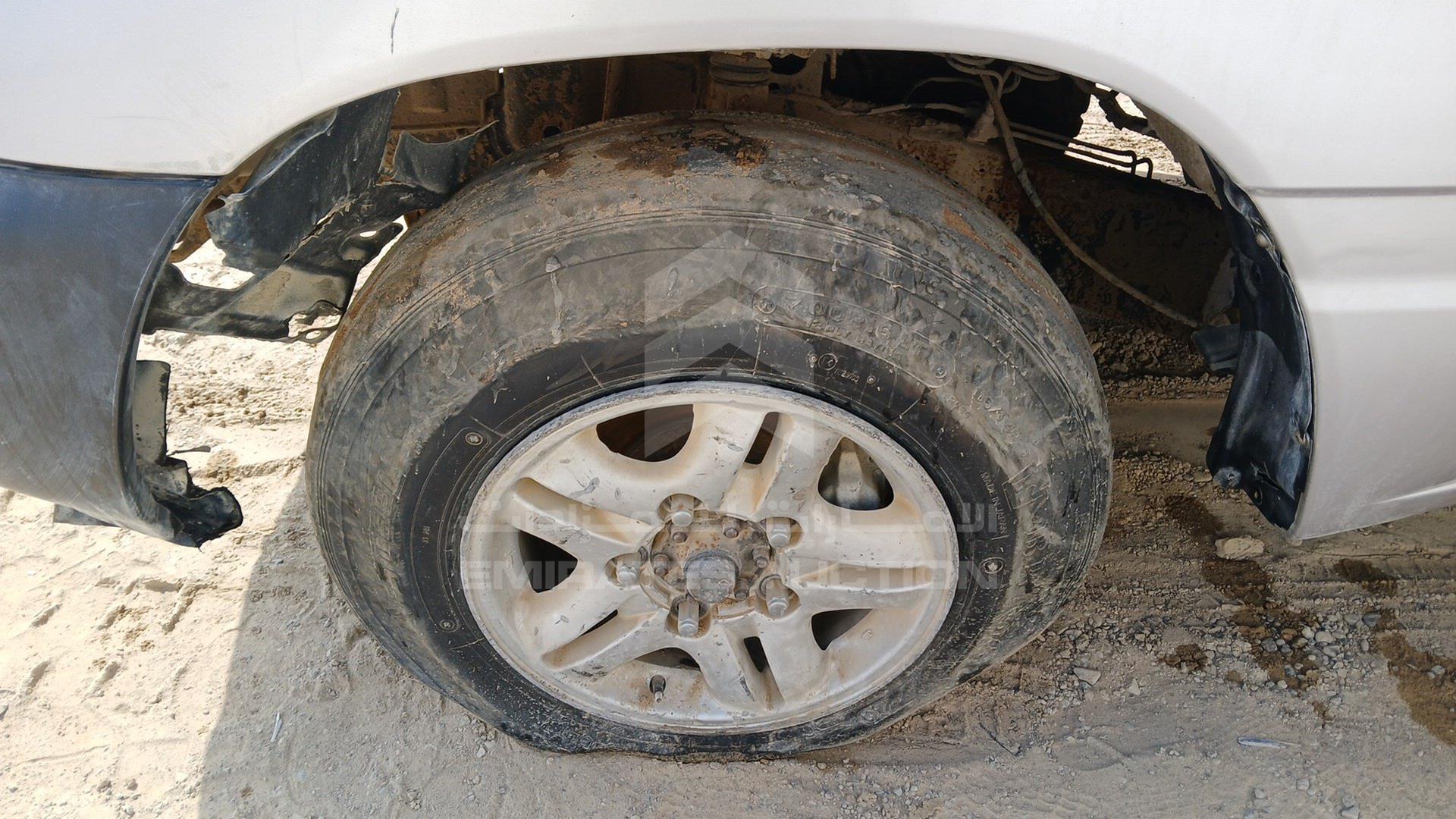 2000 TOYOTA LAND CRUISER VIN: JT3HJ09J5Y0027111