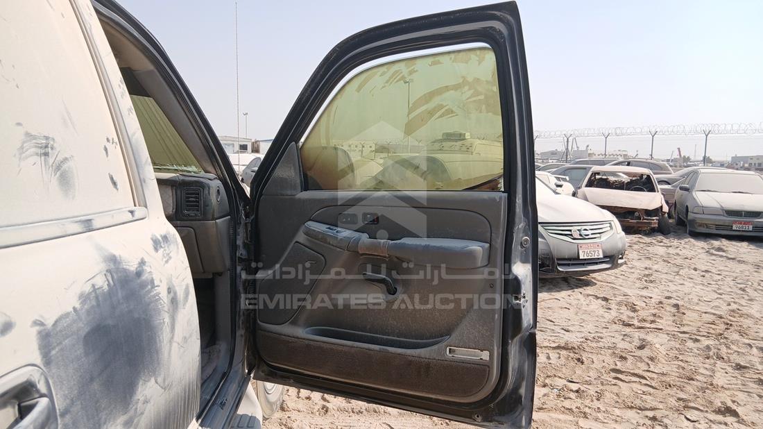 2005 GMC Yukon — Front Right Door — Photo 24