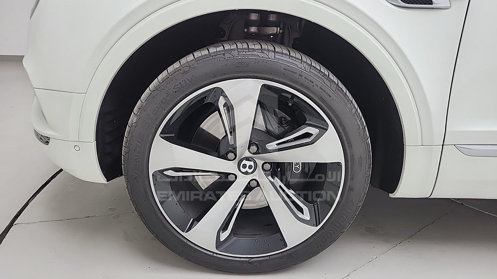 2018 BENTLEY BENTAYGA VIN: SJAAL1ZV5JC022898