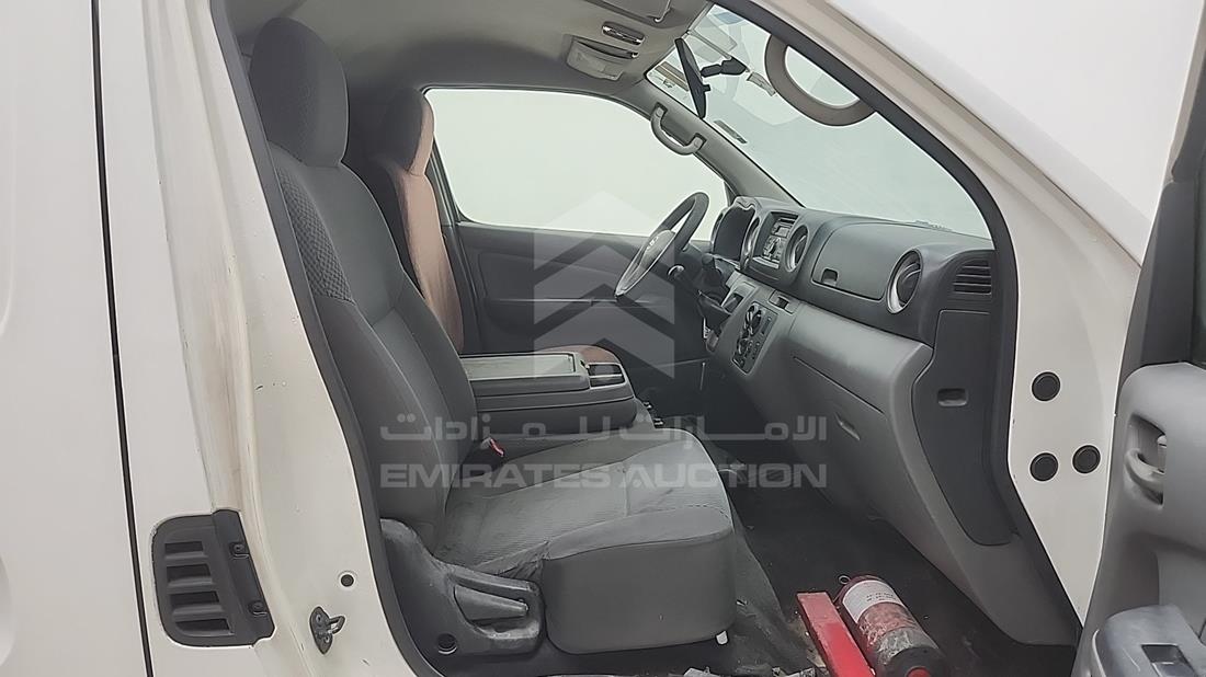 نيسان أورفان 2013 — زاوية الراكب الأمامي للمقعد — صورة 17