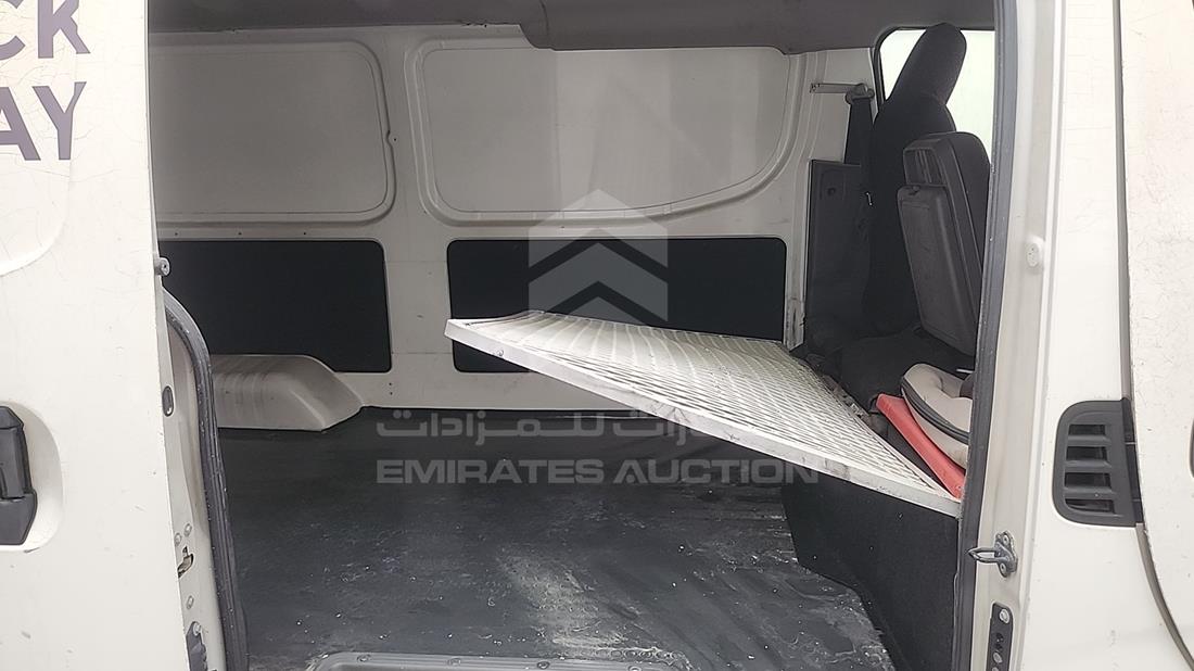 نيسان أورفان 2018 — زاوية الراكب الخلفي اليمنى — صورة 13