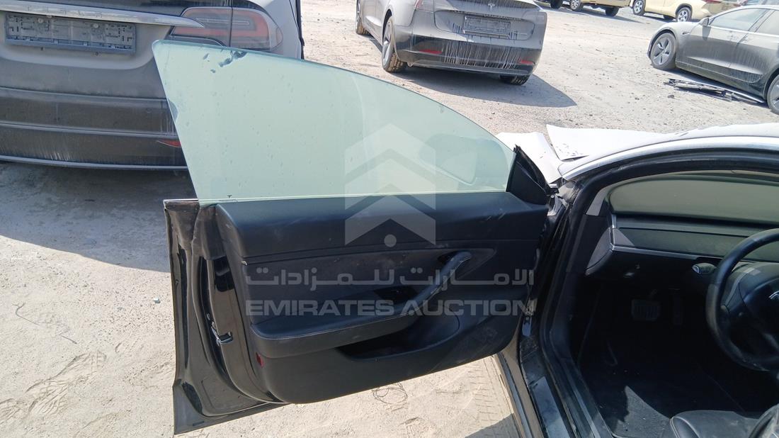 تيسلا موديل 3 2020 — الباب الأمامي الأيسر — صورة 11