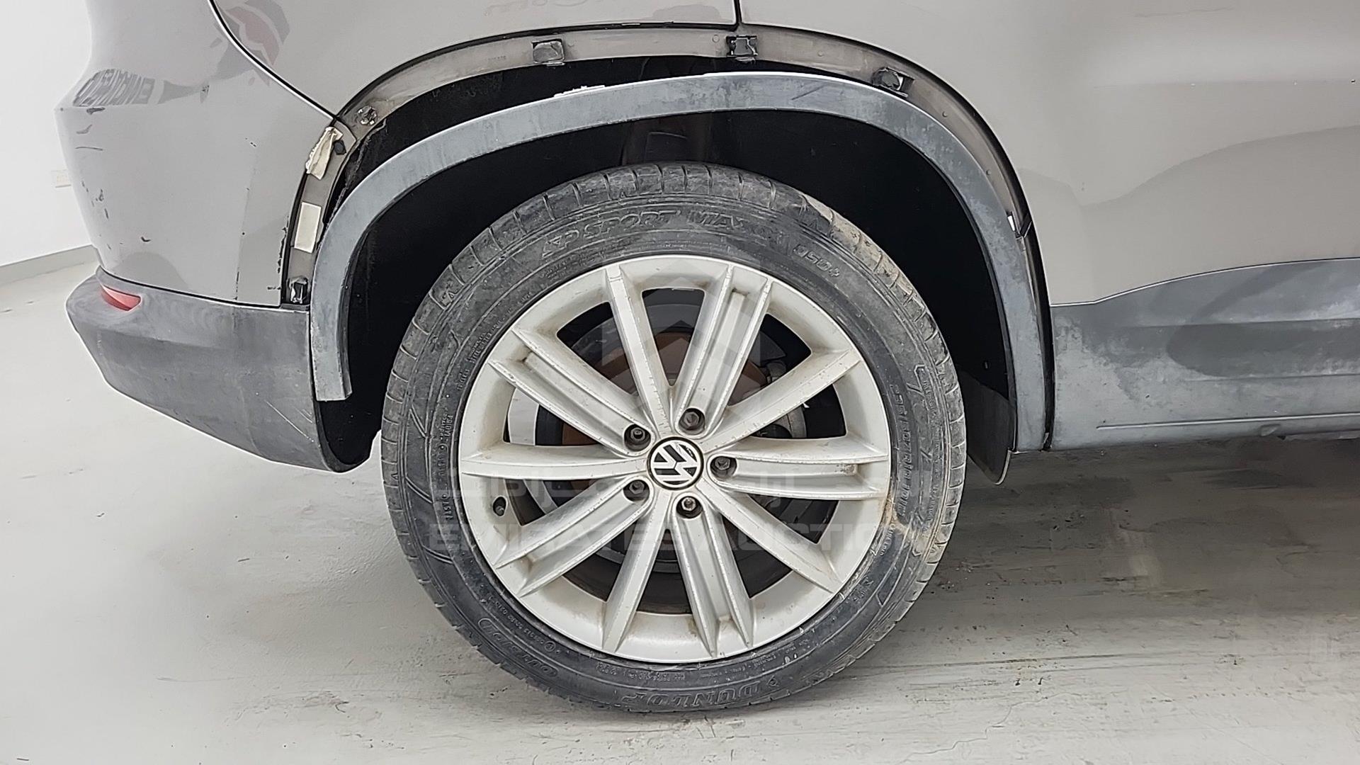 2011 VOLKSWAGEN TIGUAN VIN: WVGCE15N3BW020036