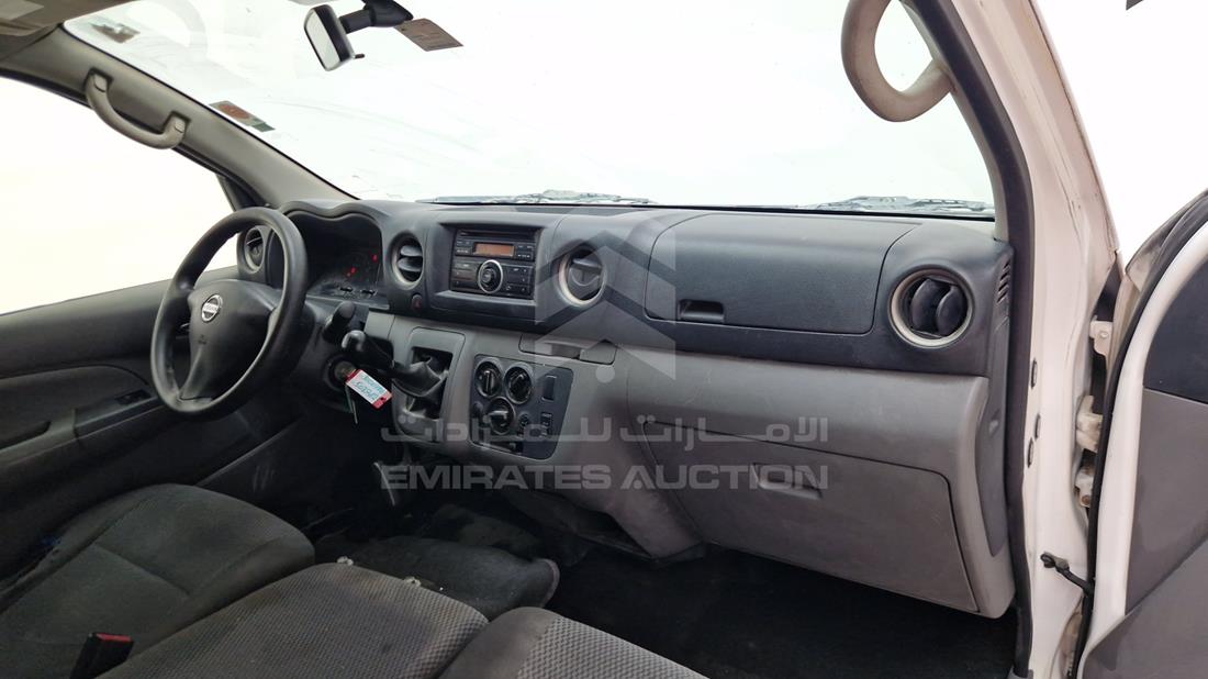 نيسان أورفان 2014 — زاوية واجهة الراكب الأمامي الأيمن — صورة 18