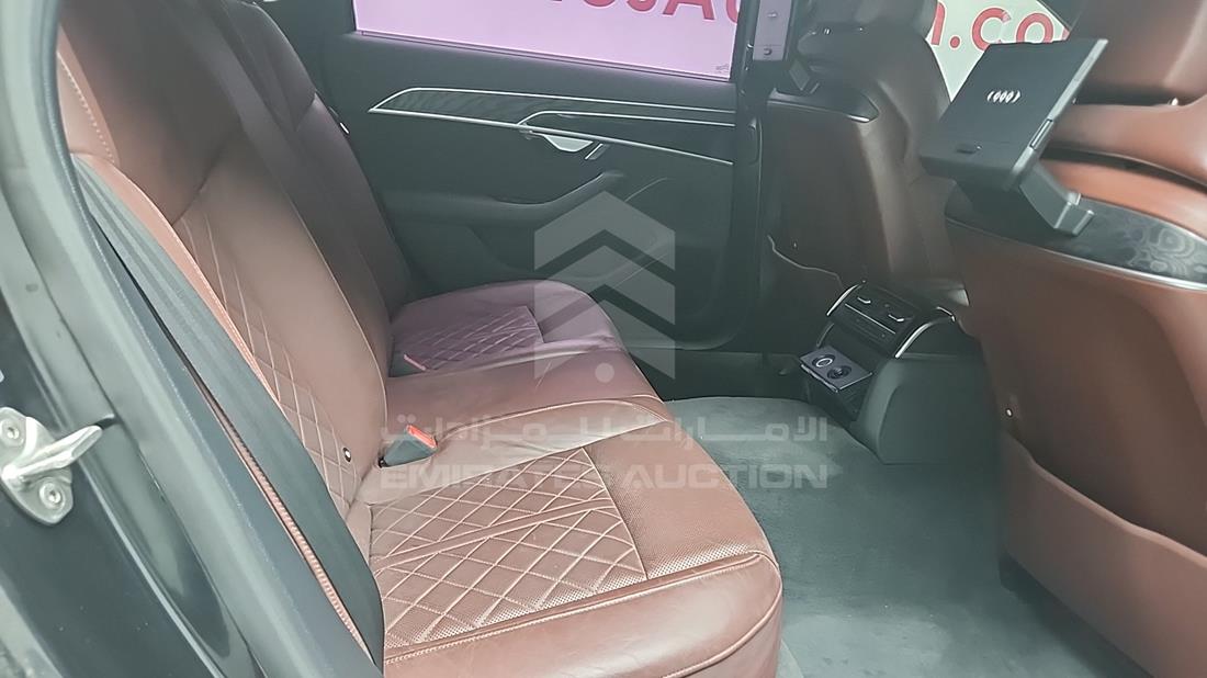 اودي A8 2020 — زاوية الراكب الخلفي اليمنى — صورة 24