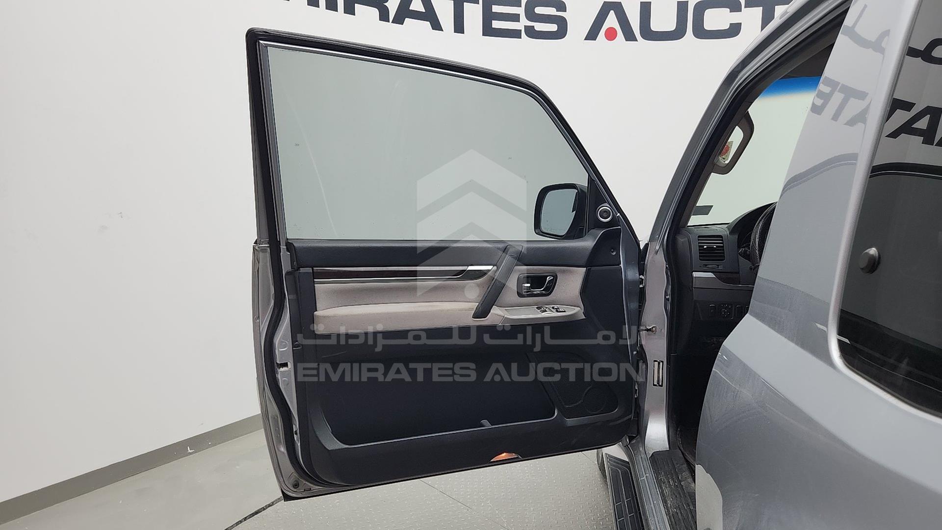 2011 MITSUBISHI PAJERO VIN: JMYMRV85WBJ704625