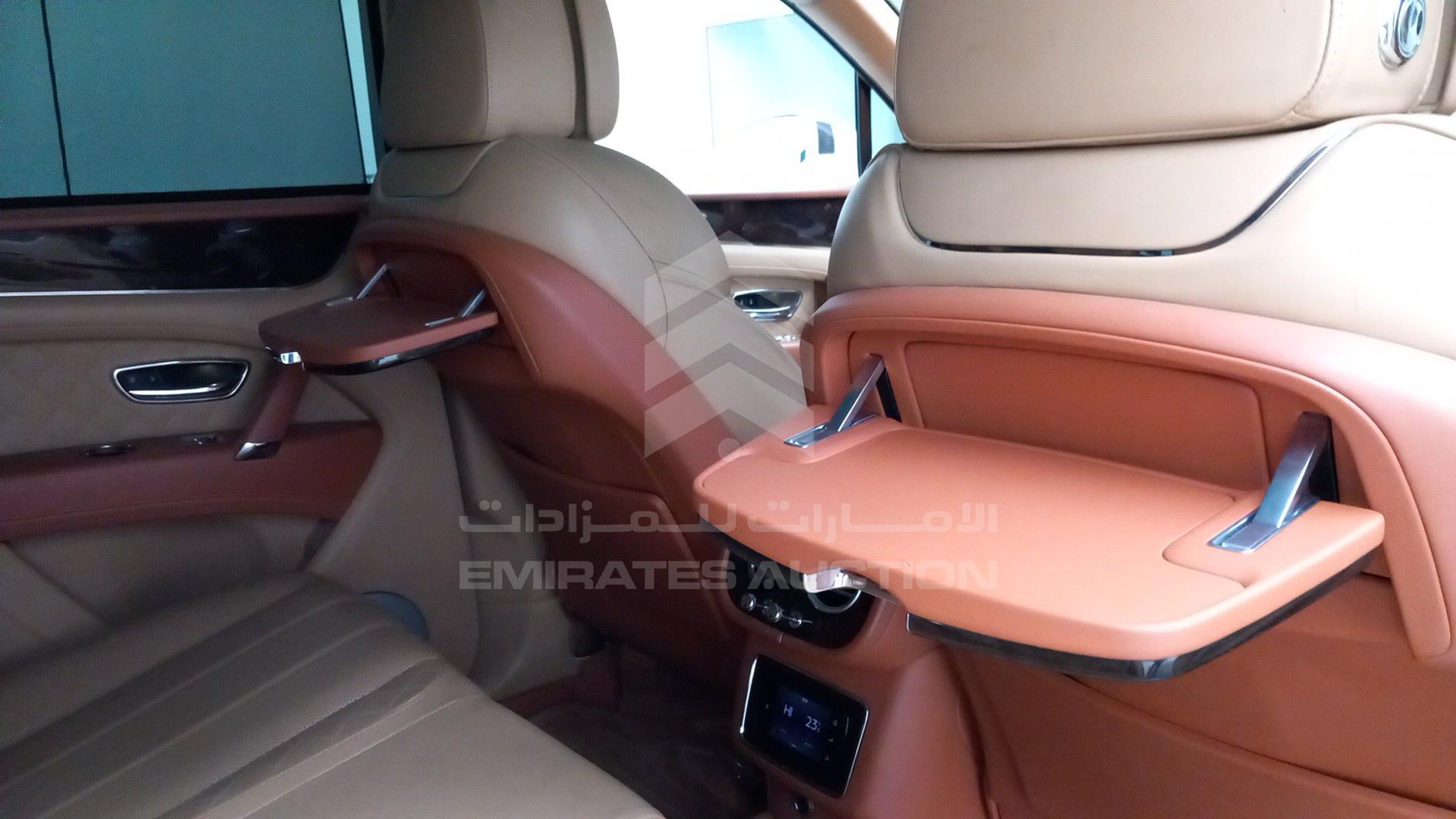 2017 BENTLEY BENTAYGA VIN: SJAAB1ZV8HC015778