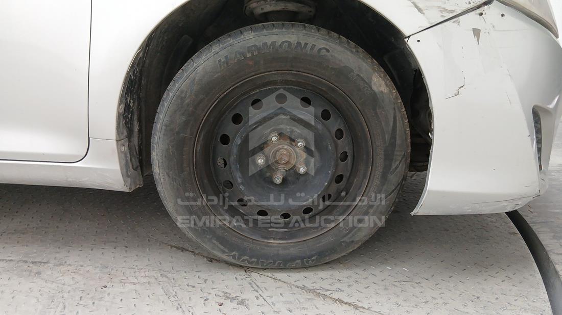 تويوتا كامري 2013 — الإطار الأمامي الأيمن — صورة 44