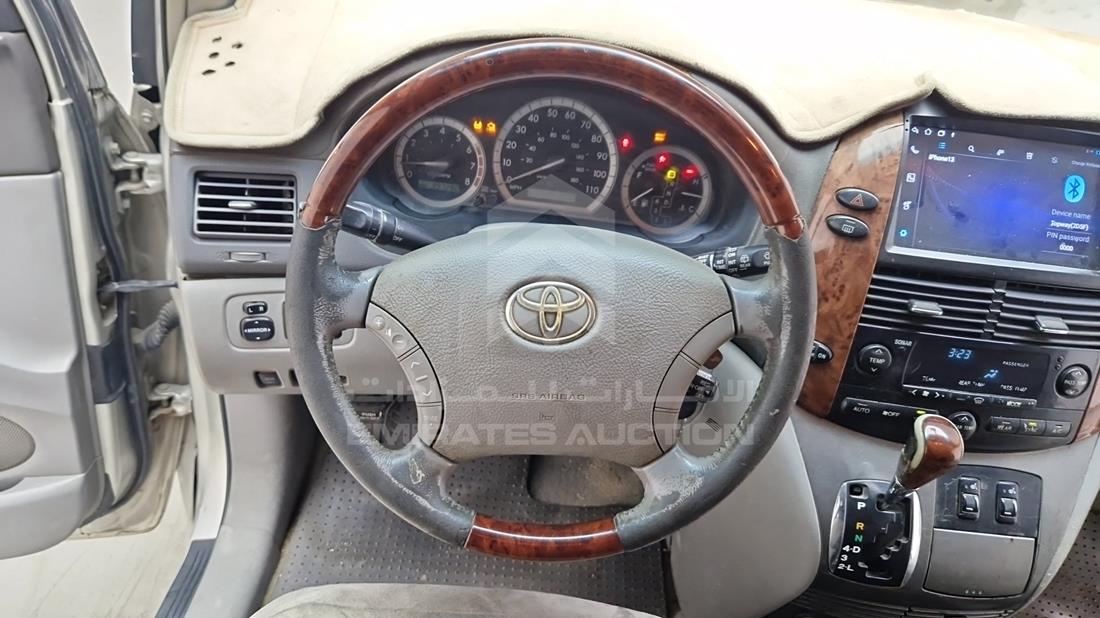 2004 Toyota Sienna — Steering & Mounted Controls — Photo 17