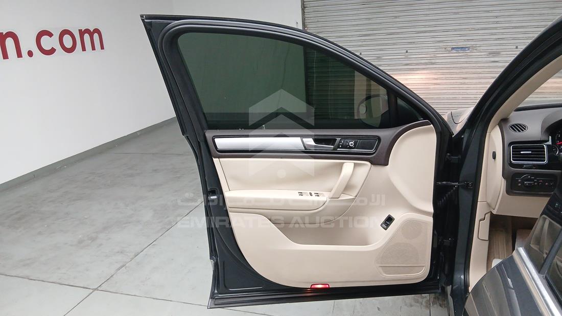 2014 Volkswagen Touareg — Front Left Door — Photo 12