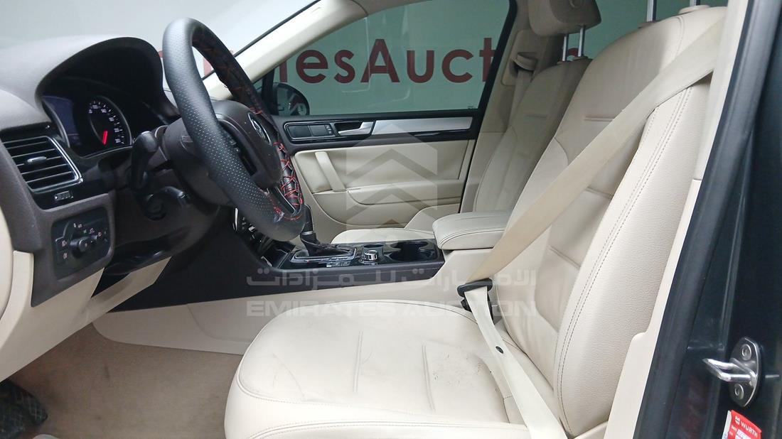 2014 Volkswagen Touareg — Front Left Driver Seat View — Photo 14