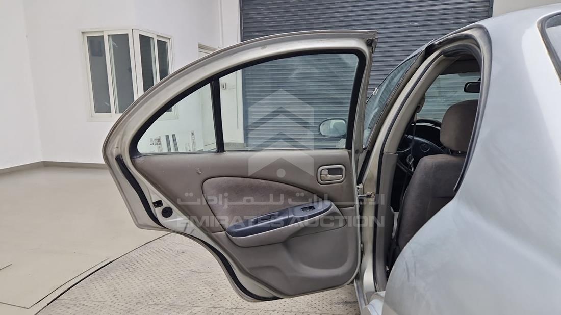 نيسان صني 2001 — الباب الخلفي الأيسر — صورة 20