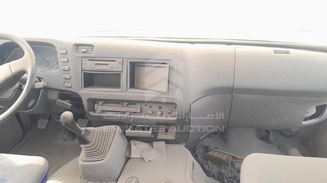 ميتسوبيشي روسا 2015 — زاوية الواجهة الكاملة — صورة 15