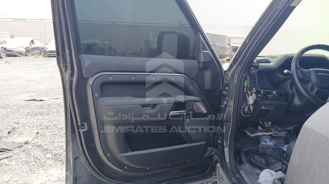 لاند روفر Defender 2023 — الباب الأمامي الأيسر — صورة 9