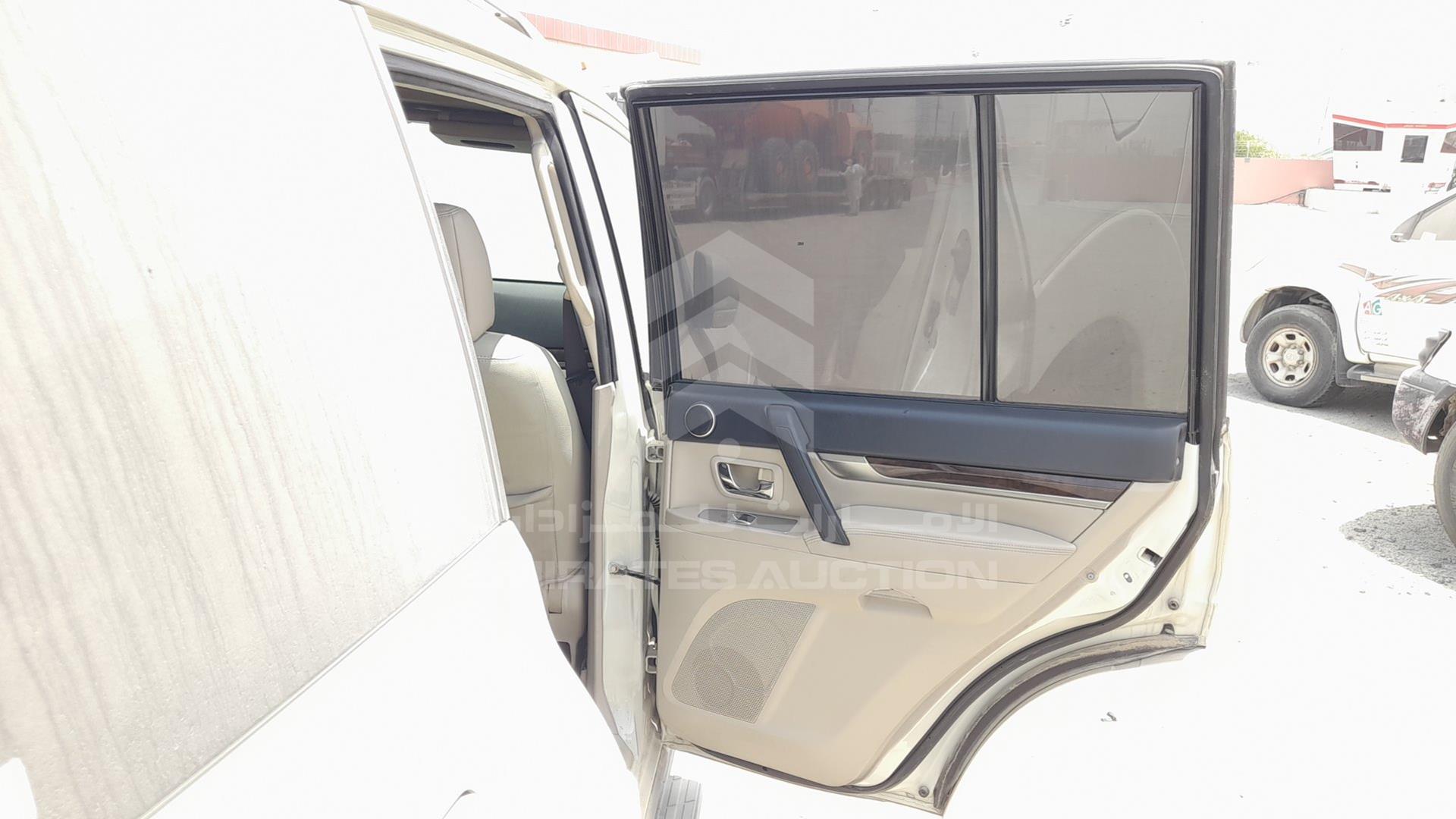 2010 MITSUBISHI PAJERO VIN: JMYLRV95WAJ711426