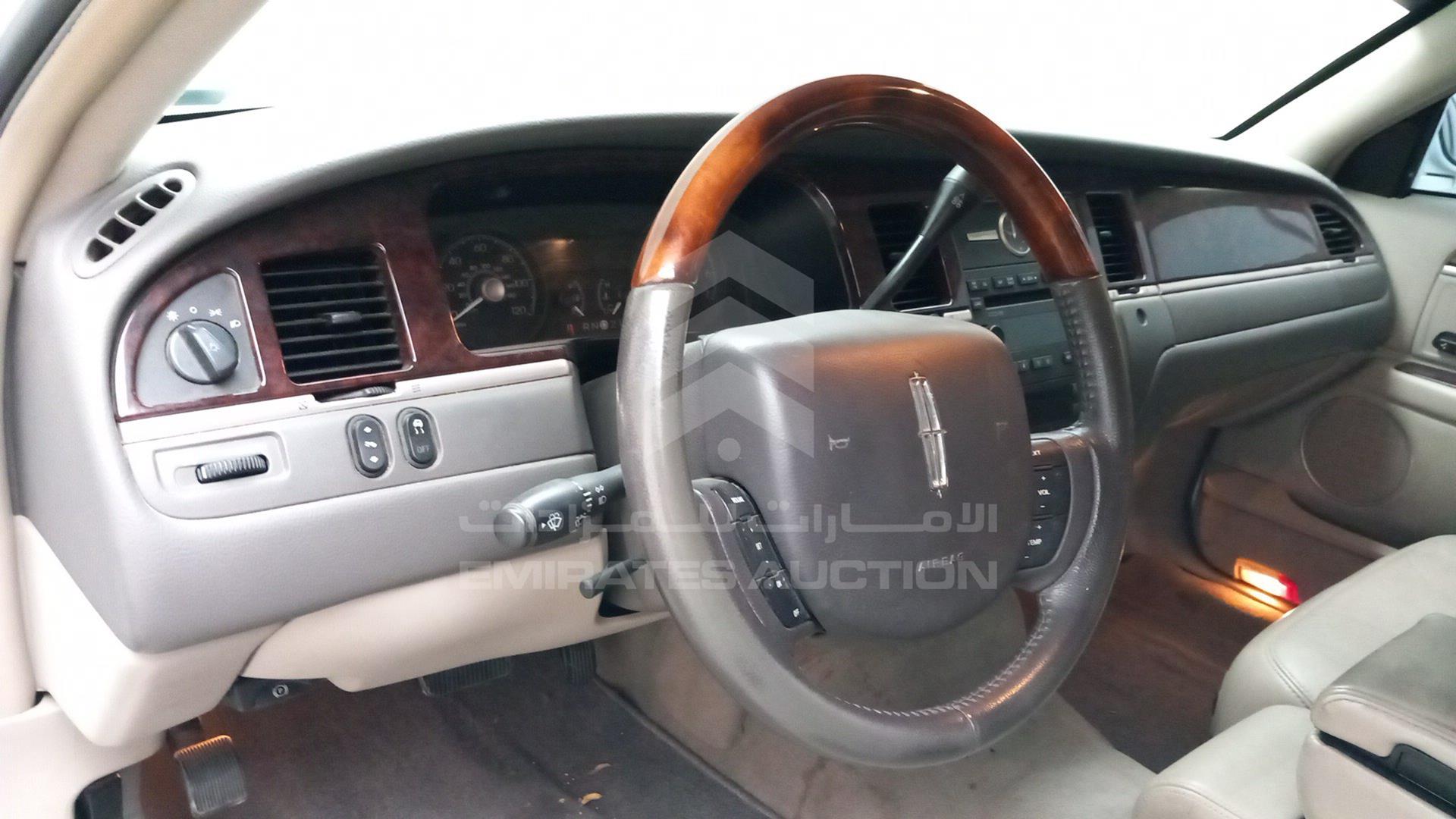 2010 LINCOLN TOWN VIN: 2LNBL8CV9AX752302