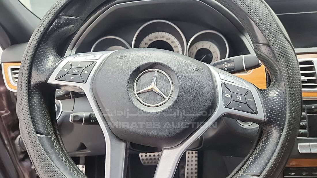 مرسيدس إى 300 2014 — التحكمات في عجلة القيادة — صورة 14