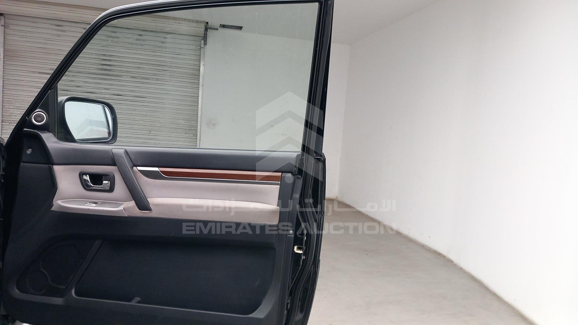 2009 MITSUBISHI PAJERO VIN: JMYMRV83W9J707496