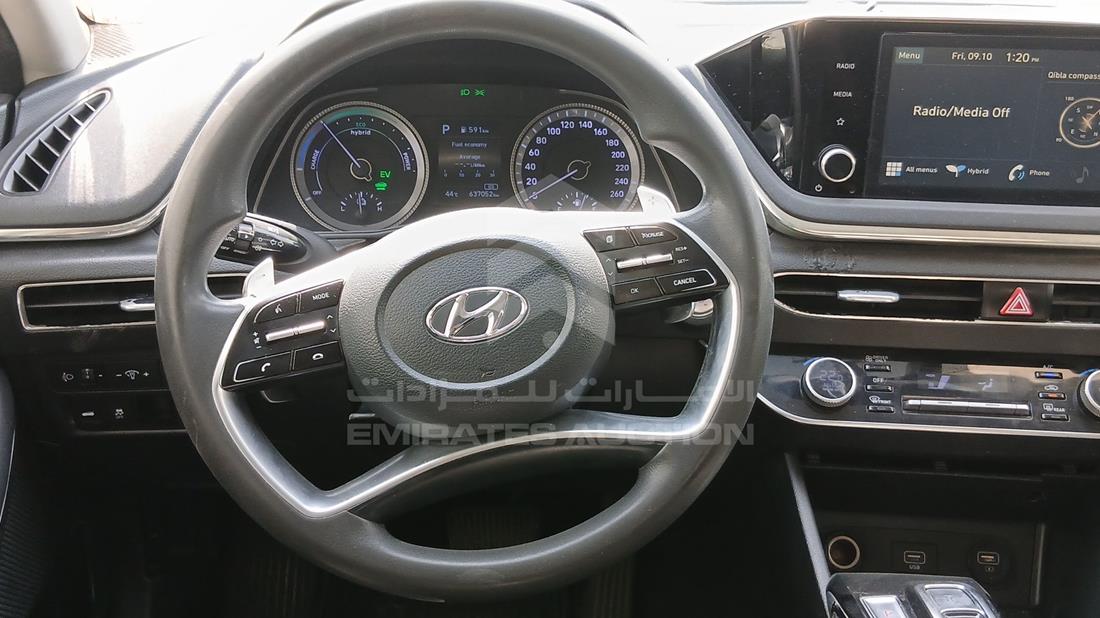 2021 Hyundai Sonata Hybrid — Steering & Mounted Controls — Photo 14