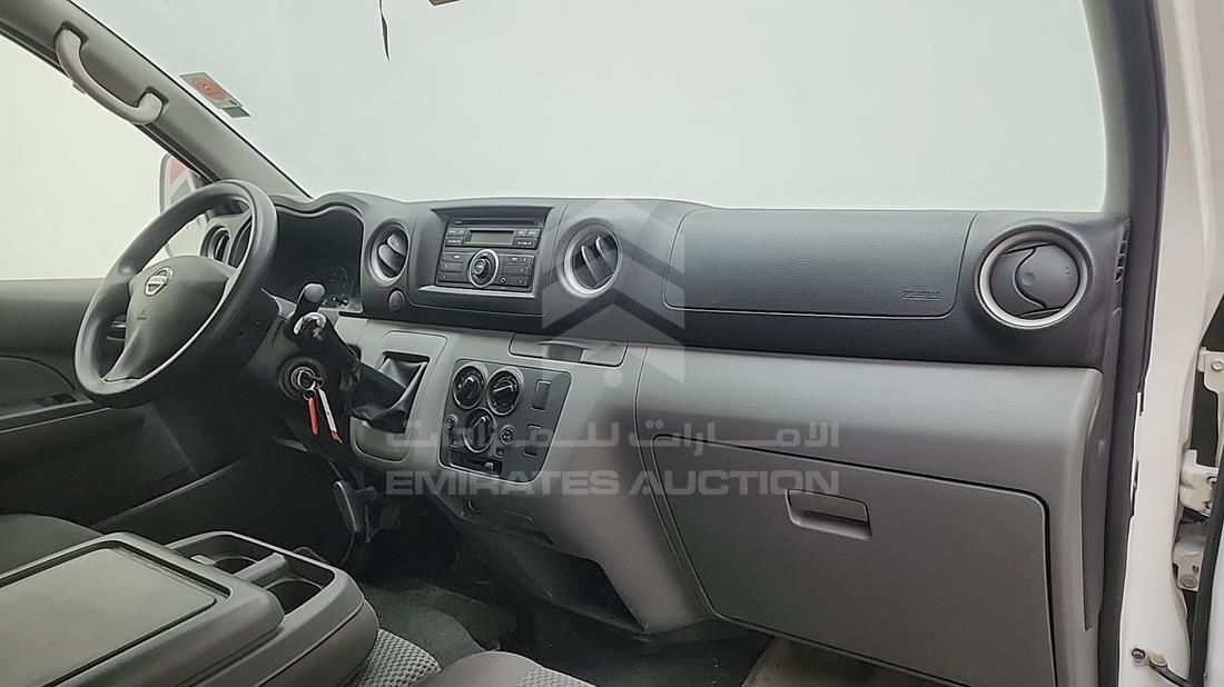 نيسان أورفان 2020 — زاوية واجهة الراكب الأمامي الأيمن — صورة 17