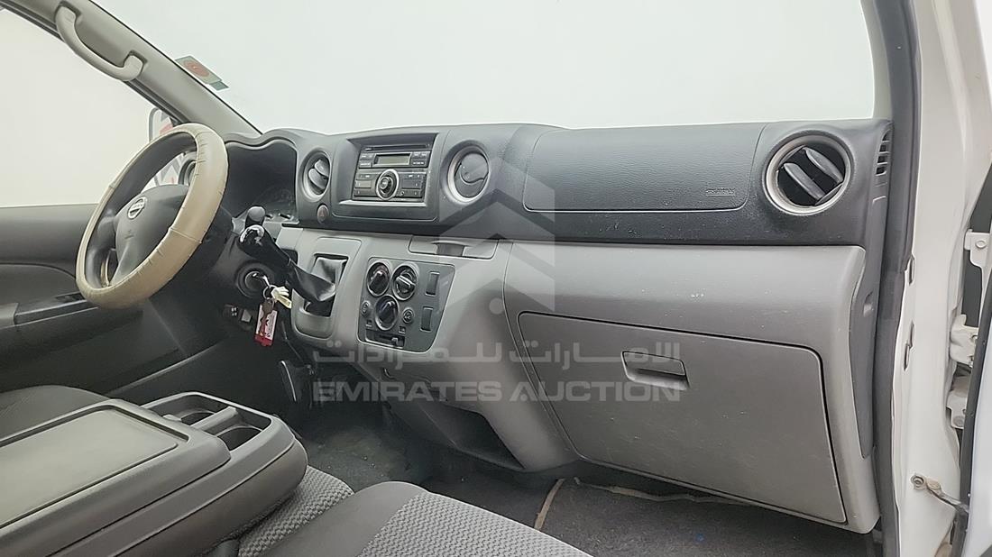 نيسان أورفان 2020 — زاوية واجهة الراكب الأمامي الأيمن — صورة 15