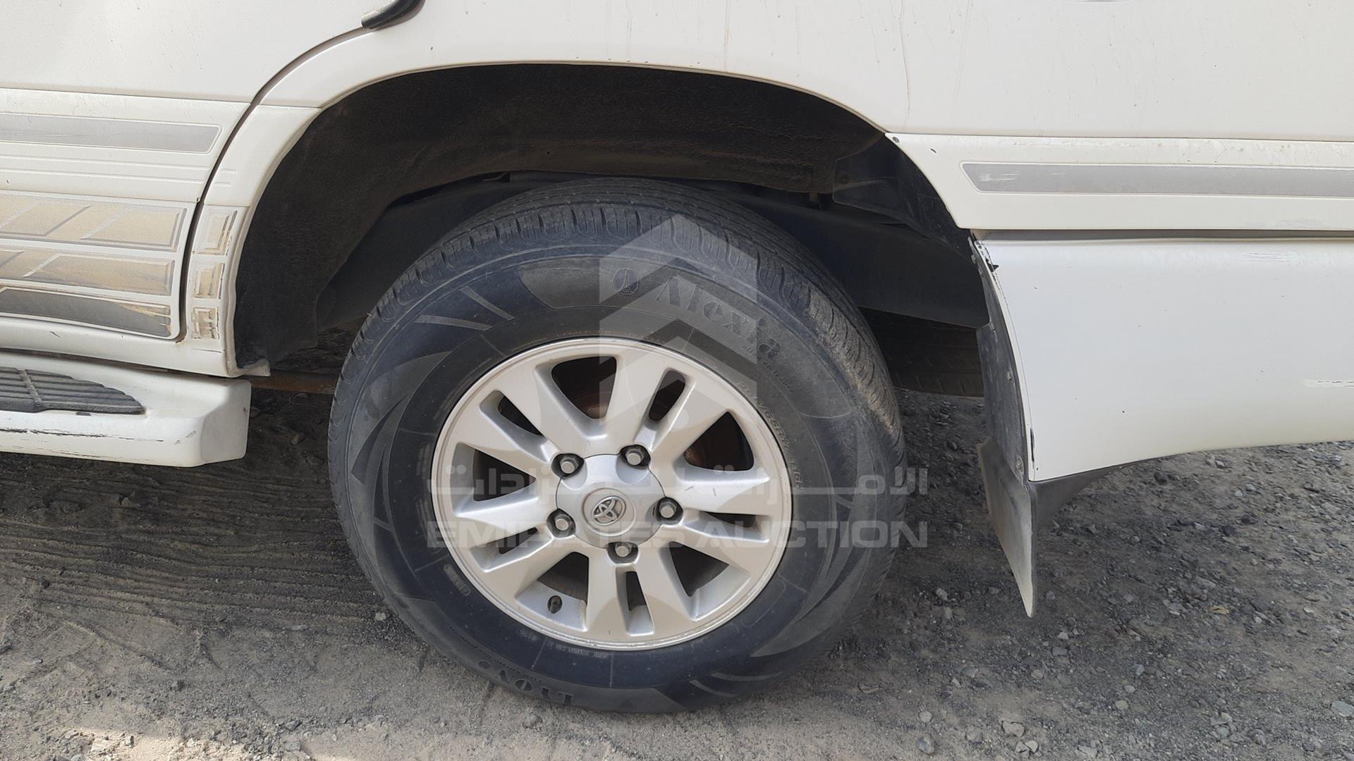 2001 TOYOTA LAND CRUISER VIN: JTEHJ09J815013879