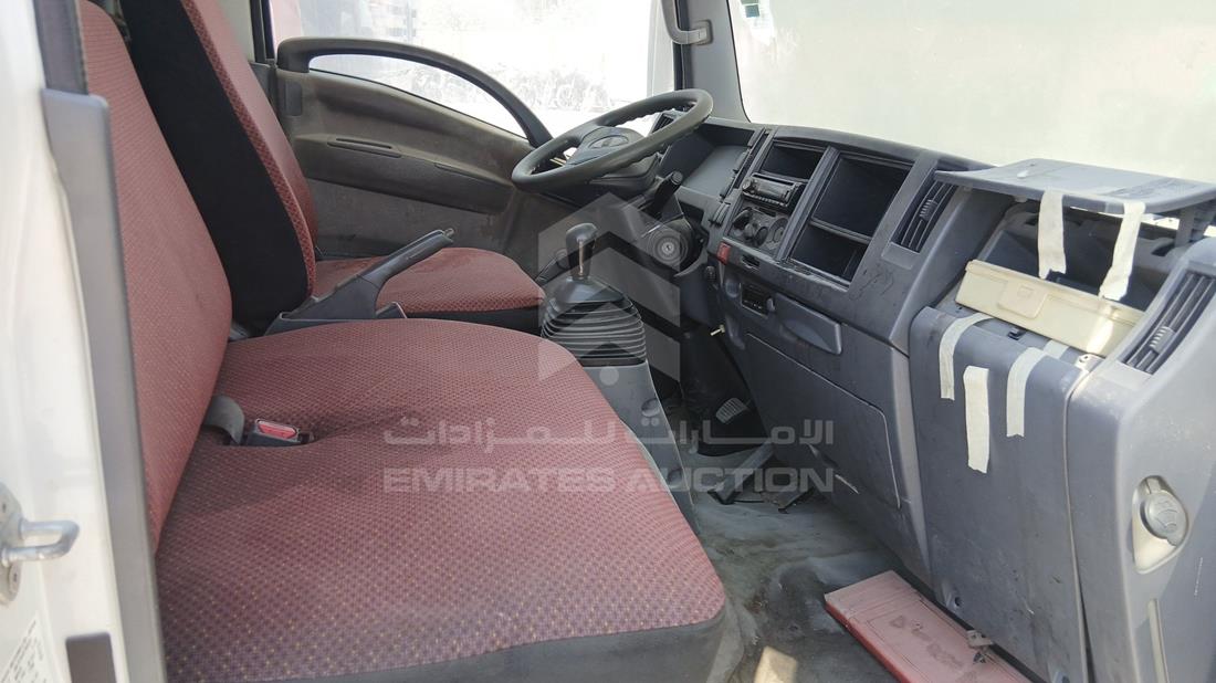 اسوزو ان ام ار 2014 — زاوية الراكب الأمامي للمقعد — صورة 20