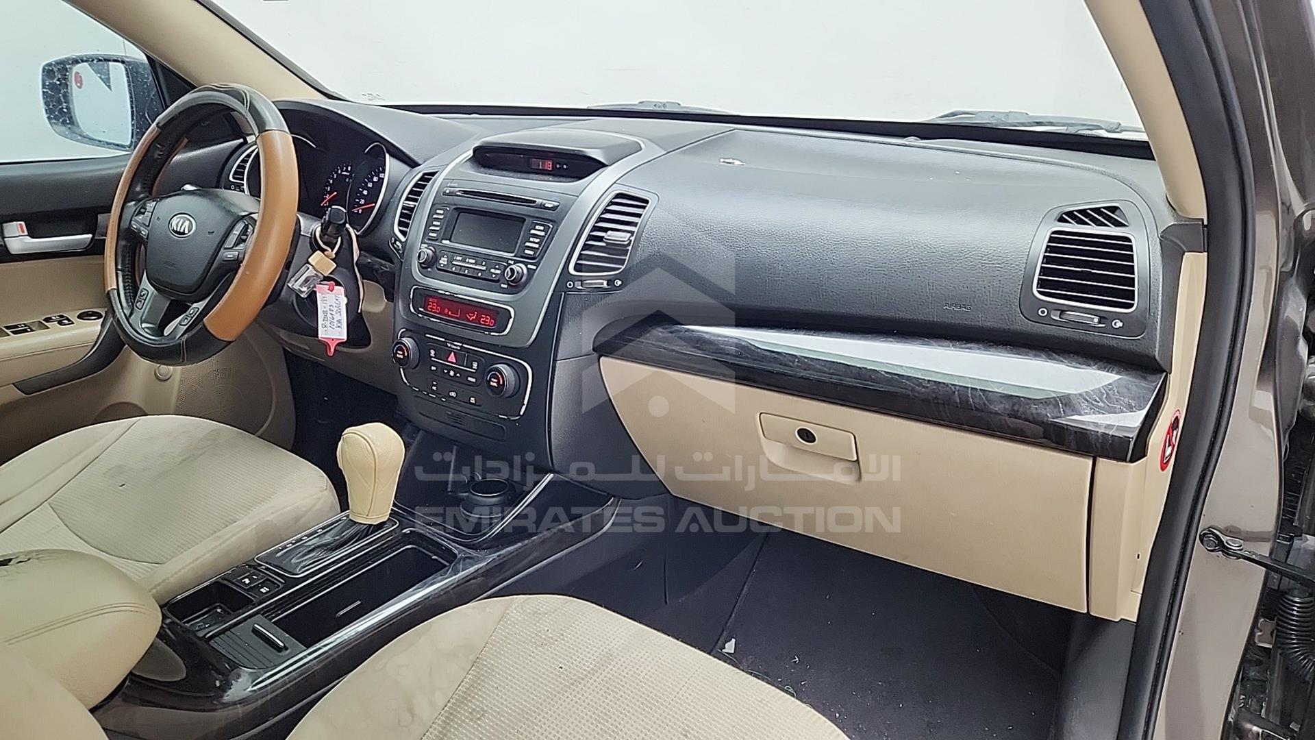2015 KIA SORENTO VIN: KNAKU8119F5512075