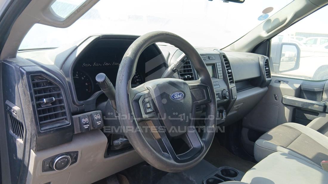 فورد اف 150 2019 — زاوية واجهة السائق الأمامية اليسرى — صورة 12