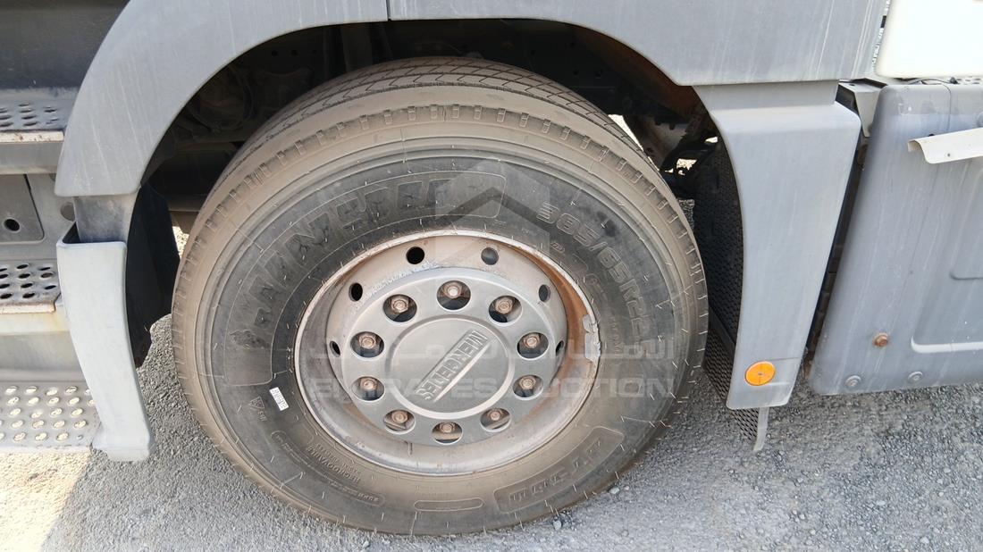 Mercedes 1844 — Front Left Tyre — Photo 28