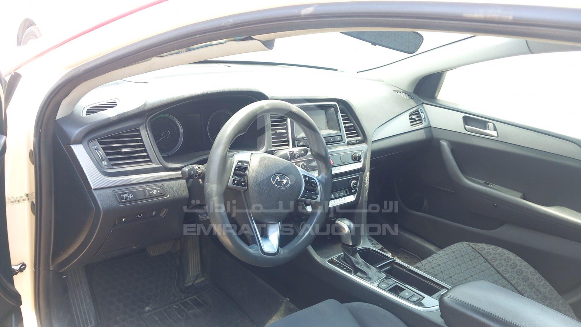 2018 HYUNDAI SONATA VIN: KMHE24138JA082115