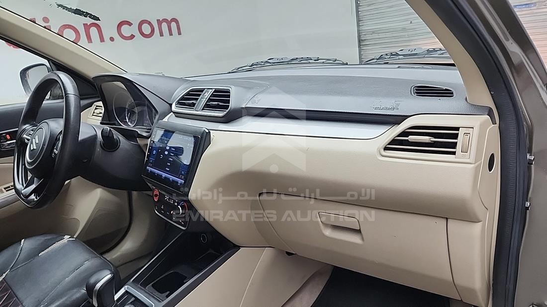 سوزوكي Dzire 2022 — زاوية واجهة الراكب الأمامي الأيمن — صورة 25