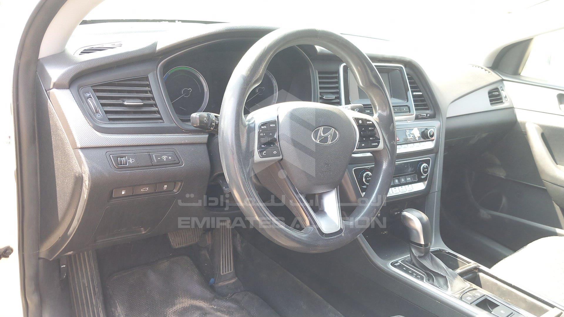 2018 HYUNDAI SONATA VIN: KMHE24132JA082093