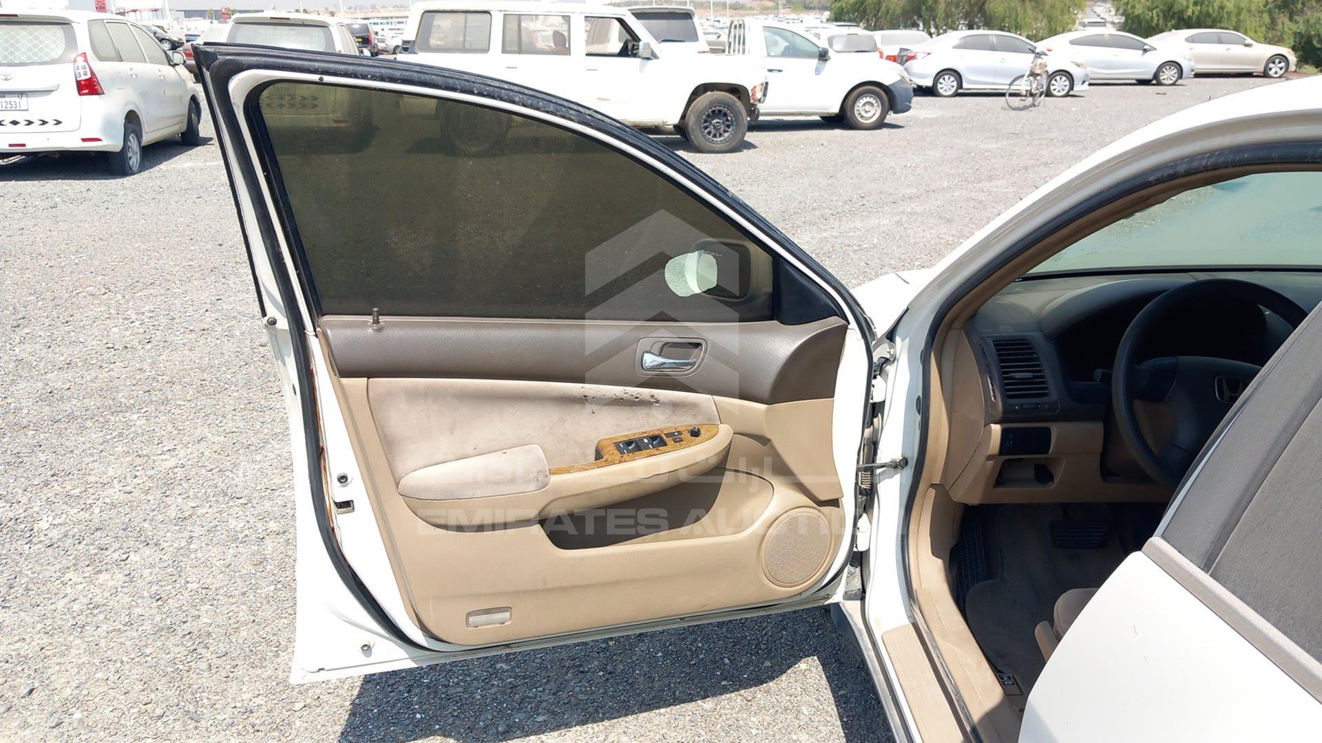 2005 HONDA ACCORD VIN: JHMCM56565C400442