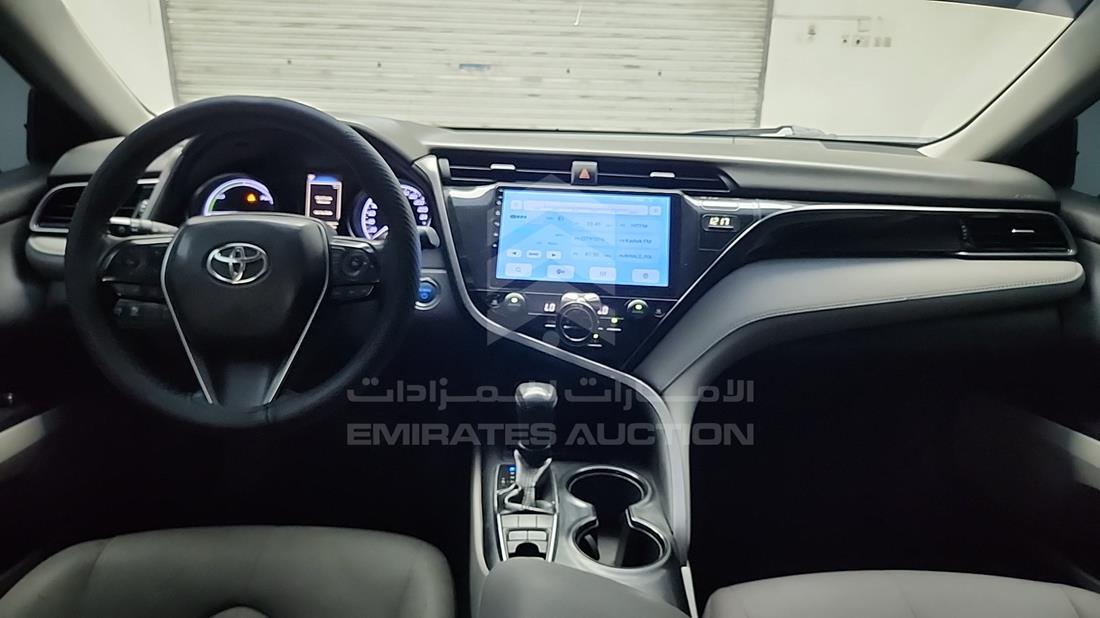 تويوتا كامري 2019 — زاوية الواجهة الكاملة — صورة 15